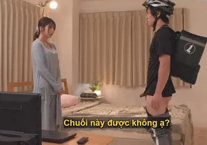 Cô gái tóc nâu gợi cảm đeo kính chơi đùa với bộ ngực lớn của mình và Hitachi