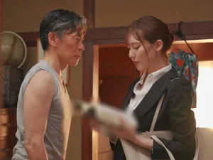 Mỗi đêm, những nữ thần tuyệt vời nhất sẽ đến quyến rũ những cô gái ngoan ngoãn và tán tỉnh họ bằng rượu vang đỏ. Sau ba vòng rượu, họ cảm thấy nồng nhiệt và quan hệ tình dục. Bộ ngực hồng hào và xinh đẹp của họ mỏng như một đường thẳng...