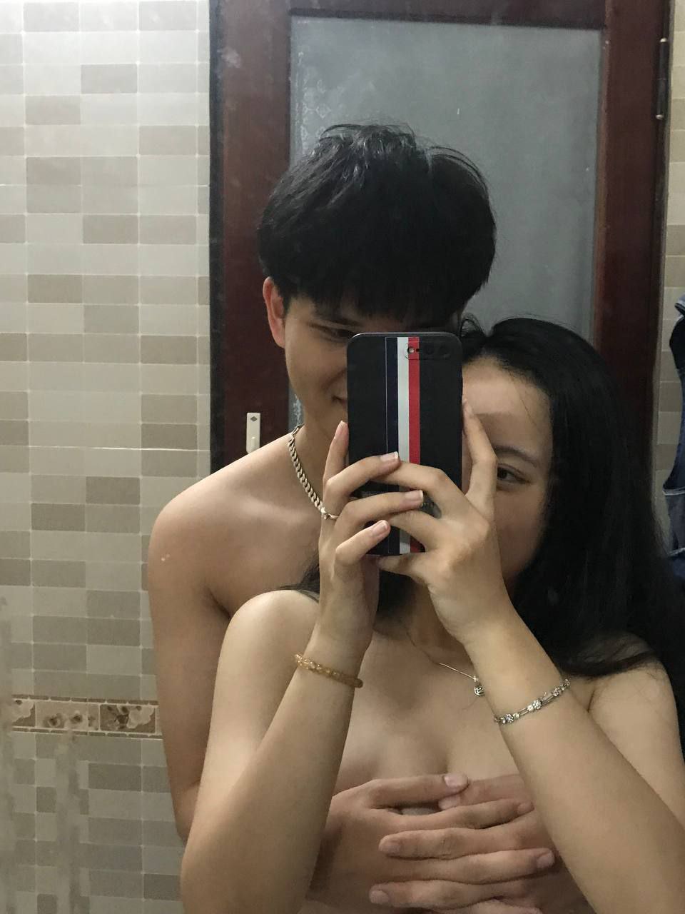 Sợ má mất việc, cô con gái phải giúp má chăm sóc tên chủ nhà biến thái